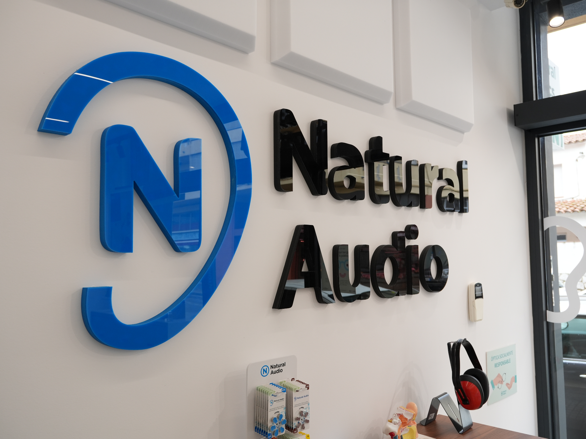 Rótulo Natural Audio en el centro auditivo de Sant Pere de Ribes